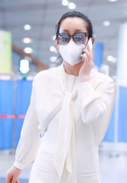 被秦海璐的「私服」驚艷了!穿搭簡約卻很有時尚感,清新又顯年輕