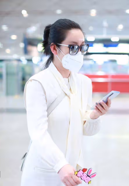 被秦海璐的「私服」驚艷了!穿搭簡約卻很有時尚感,清新又顯年輕