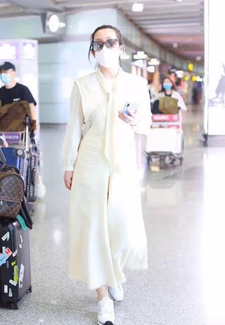被秦海璐的「私服」驚艷了!穿搭簡約卻很有時尚感,清新又顯年輕
