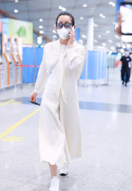 被秦海璐的「私服」驚艷了!穿搭簡約卻很有時尚感,清新又顯年輕