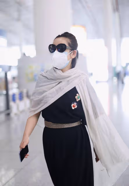 被秦海璐的「私服」驚艷了!穿搭簡約卻很有時尚感,清新又顯年輕