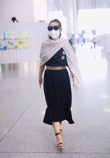 被秦海璐的「私服」驚艷了!穿搭簡約卻很有時尚感,清新又顯年輕