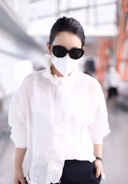 被秦海璐的「私服」驚艷了!穿搭簡約卻很有時尚感,清新又顯年輕