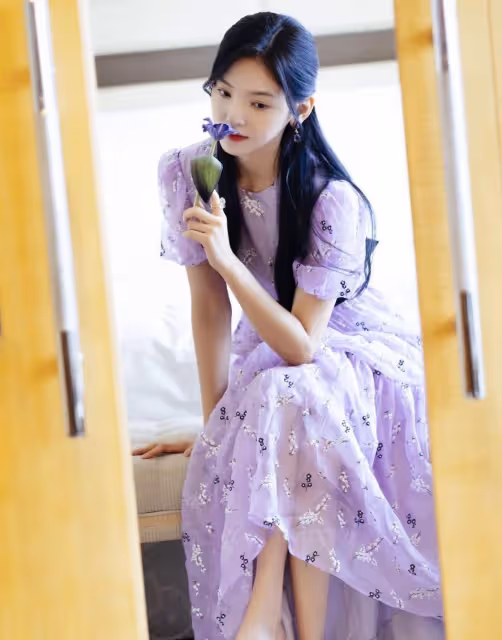 章若楠真是甜系天花板,一身碎花裙氣質入夏,私服減齡又高級