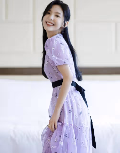 章若楠真是甜系天花板,一身碎花裙氣質入夏,私服減齡又高級