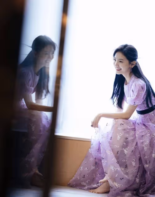 章若楠真是甜系天花板,一身碎花裙氣質入夏,私服減齡又高級