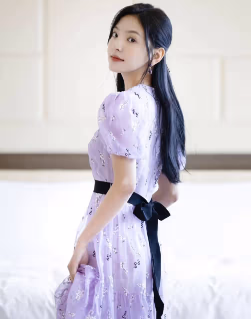 章若楠真是甜系天花板,一身碎花裙氣質入夏,私服減齡又高級