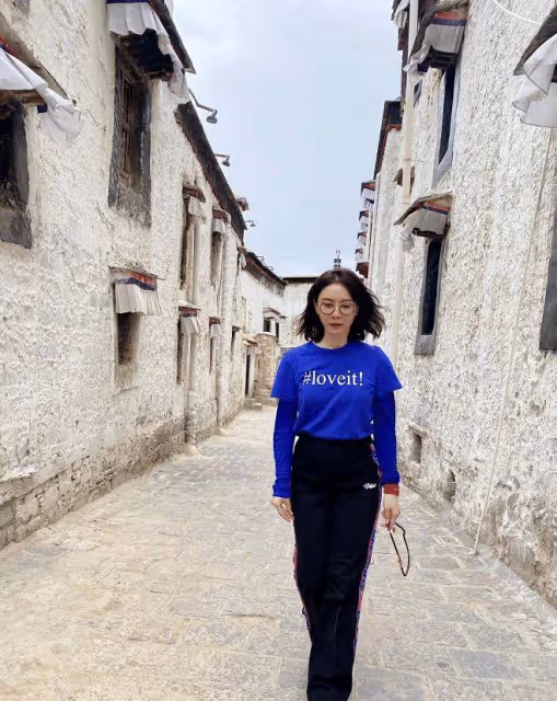 論色彩駕馭力我只服陳數,克萊因藍配黑色穿得優雅,私服不輸氣質