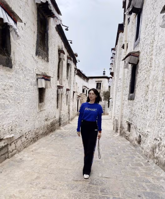 論色彩駕馭力我只服陳數,克萊因藍配黑色穿得優雅,私服不輸氣質