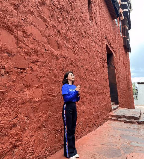 論色彩駕馭力我只服陳數,克萊因藍配黑色穿得優雅,私服不輸氣質