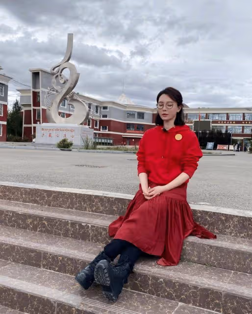 論色彩駕馭力我只服陳數,克萊因藍配黑色穿得優雅,私服不輸氣質