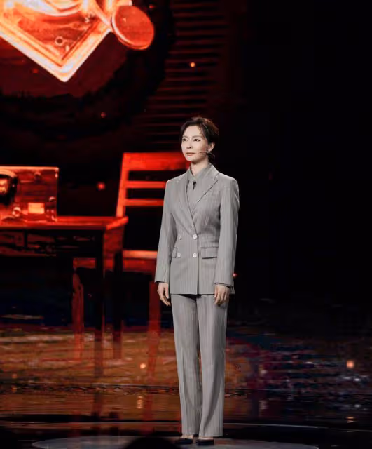 論色彩駕馭力我只服陳數,克萊因藍配黑色穿得優雅,私服不輸氣質