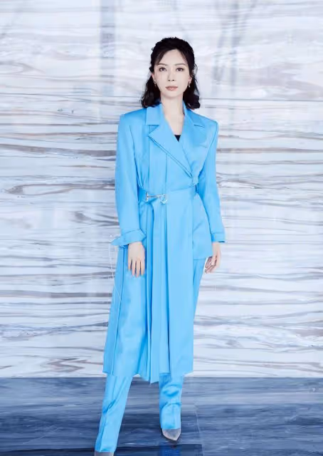 論色彩駕馭力我只服陳數,克萊因藍配黑色穿得優雅,私服不輸氣質