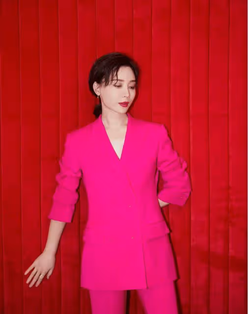 論色彩駕馭力我只服陳數,克萊因藍配黑色穿得優雅,私服不輸氣質