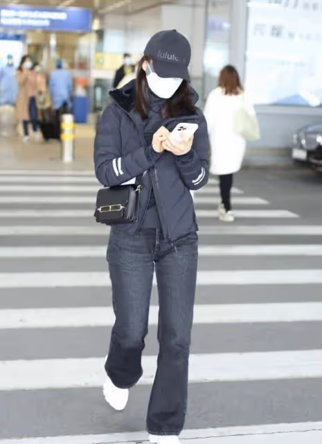 蔣勤勤私服挺低調的,黑色棉服配牛仔褲,一身休閒裝真減齡