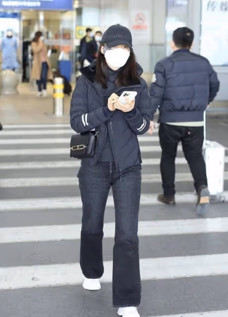 蔣勤勤私服挺低調的,黑色棉服配牛仔褲,一身休閒裝真減齡