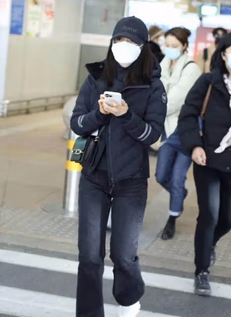 蔣勤勤私服挺低調的,黑色棉服配牛仔褲,一身休閒裝真減齡