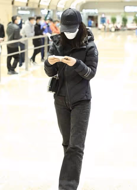 蔣勤勤私服挺低調的,黑色棉服配牛仔褲,一身休閒裝真減齡