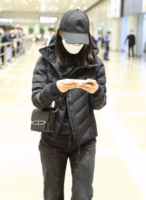 蔣勤勤私服挺低調的,黑色棉服配牛仔褲,一身休閒裝真減齡