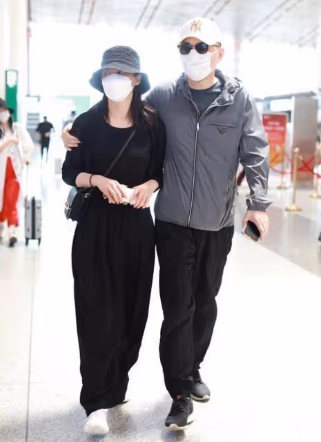 蔣勤勤私服挺低調的,黑色棉服配牛仔褲,一身休閒裝真減齡