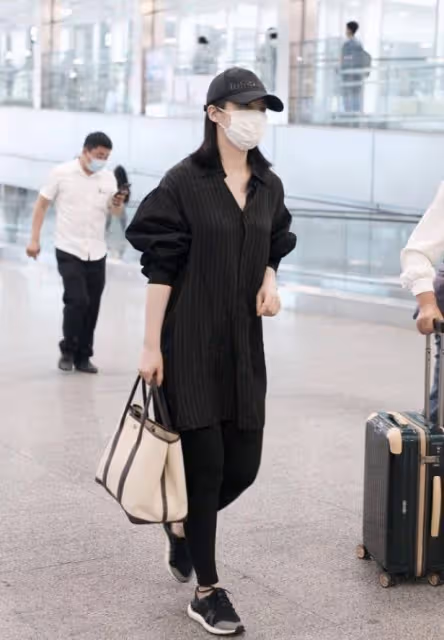 蔣勤勤私服挺低調的,黑色棉服配牛仔褲,一身休閒裝真減齡