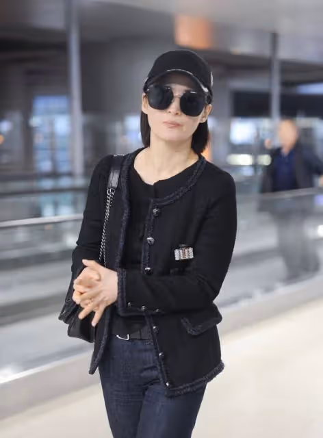 蔣勤勤私服挺低調的,黑色棉服配牛仔褲,一身休閒裝真減齡
