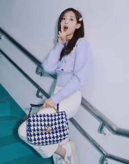 被李一桐的私服給美到了,她的這個穿搭套路,大半個娛樂圈都在用