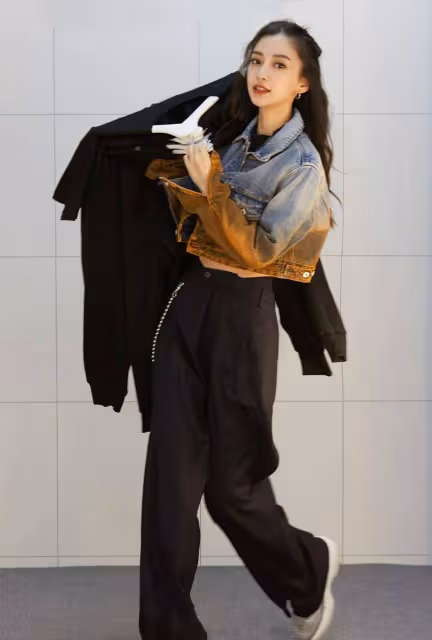被李一桐的私服給美到了,她的這個穿搭套路,大半個娛樂圈都在用