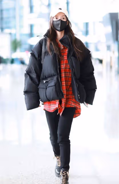 盤點女星們的新年私服,baby與楊冪撞衫都好美,胡杏兒穿出阿姨味