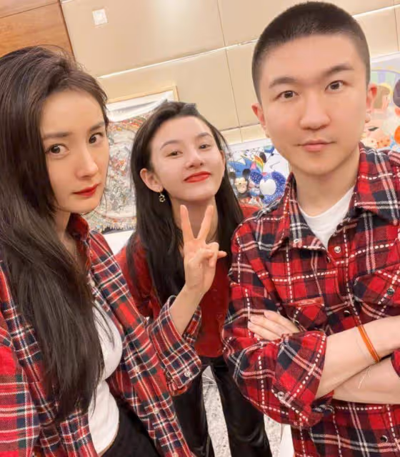盤點女星們的新年私服,baby與楊冪撞衫都好美,胡杏兒穿出阿姨味