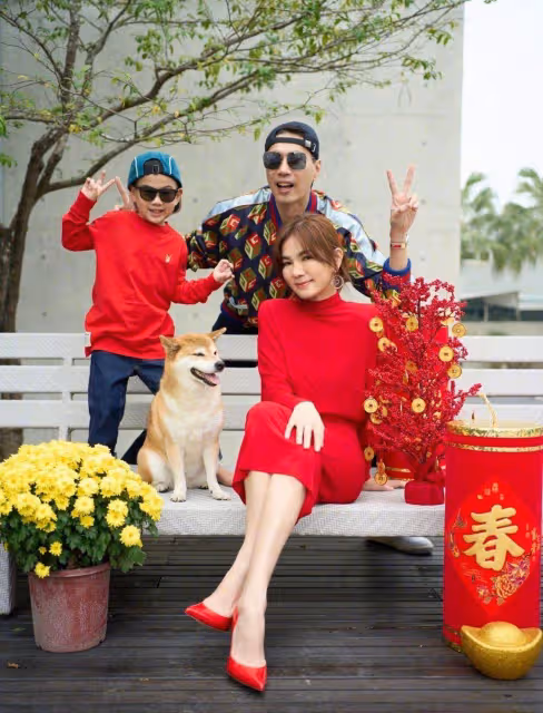 盤點女星們的新年私服,baby與楊冪撞衫都好美,胡杏兒穿出阿姨味