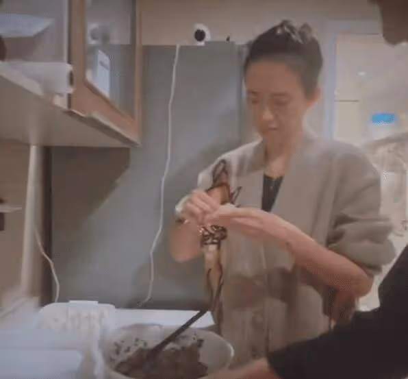 章子怡私服太會穿了,針織開衫配牛仔褲簡約高級,素顏也洋氣