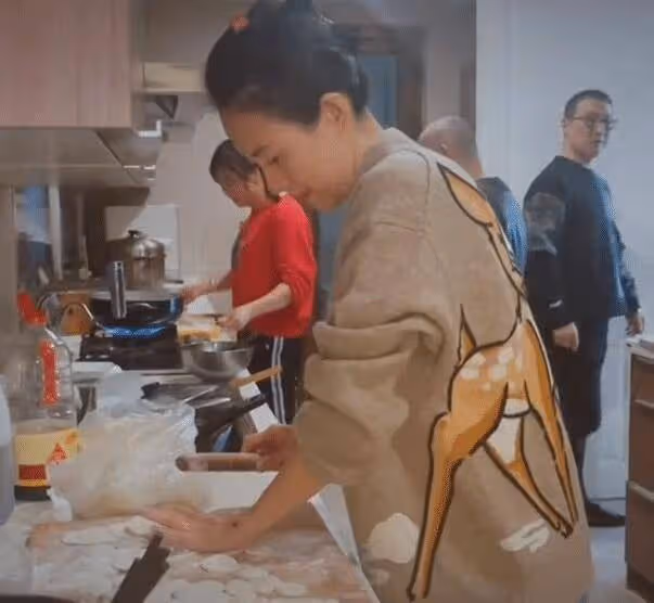 章子怡私服太會穿了,針織開衫配牛仔褲簡約高級,素顏也洋氣