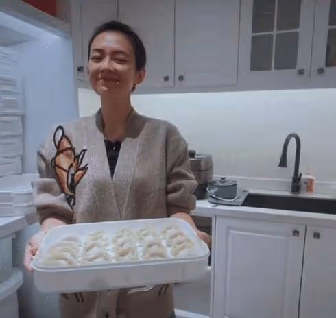 章子怡私服太會穿了,針織開衫配牛仔褲簡約高級,素顏也洋氣