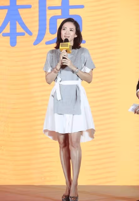 章子怡私服太會穿了，針織開衫配牛仔褲簡約高級，素顏也洋氣