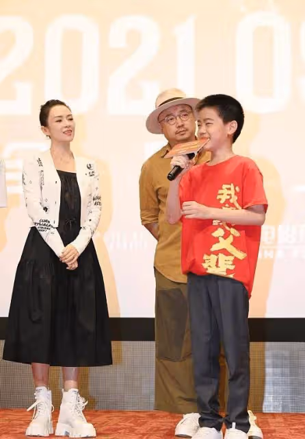 章子怡私服太會穿了，針織開衫配牛仔褲簡約高級，素顏也洋氣