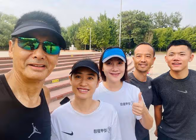 68歲周潤發北京開跑！對求合影粉絲來者不拒，鼓勵小朋友堅持鍛鍊