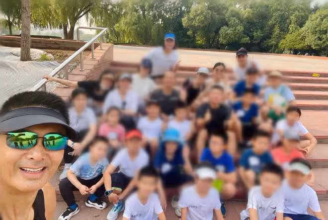 68歲周潤發北京開跑！對求合影粉絲來者不拒，鼓勵小朋友堅持鍛鍊