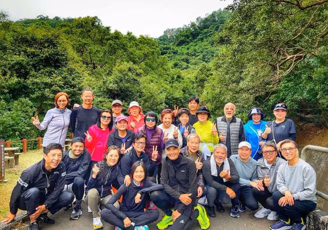 68歲周潤發北京開跑！對求合影粉絲來者不拒，鼓勵小朋友堅持鍛鍊