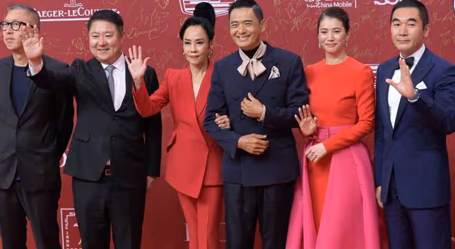 68歲周潤發北京開跑！對求合影粉絲來者不拒，鼓勵小朋友堅持鍛鍊