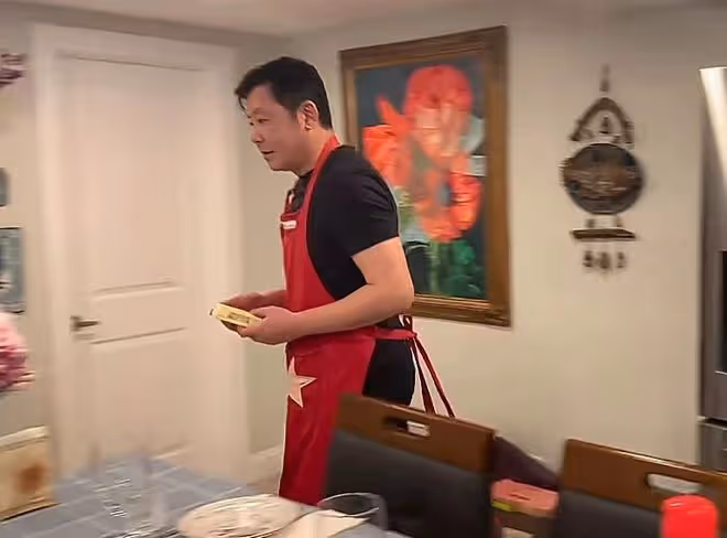 上海演員孫思瀚長居美國，陪伴老母盡顯孝心，妻子留國內照顧女兒