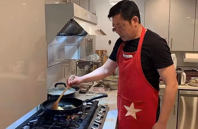 上海演員孫思瀚長居美國，陪伴老母盡顯孝心，妻子留國內照顧女兒