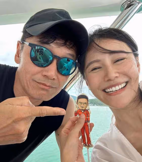 黃日華為苗僑偉慶65歲生日，坐遊艇出海太開心，相識43年兄弟情深