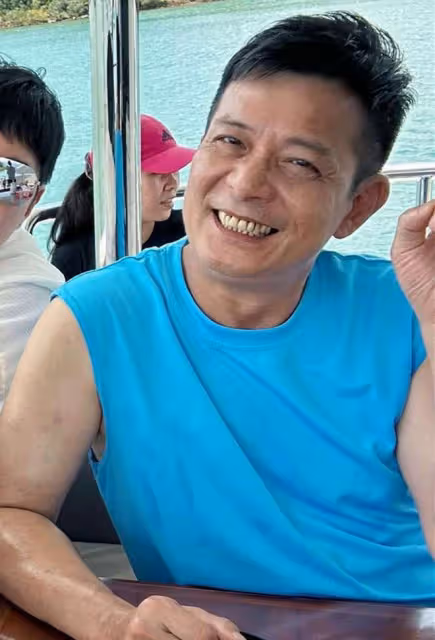 黃日華為苗僑偉慶65歲生日，坐遊艇出海太開心，相識43年兄弟情深