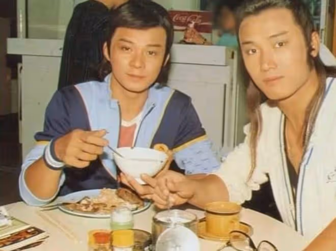 黃日華為苗僑偉慶65歲生日，坐遊艇出海太開心，相識43年兄弟情深