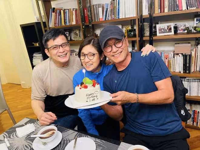 黃日華為苗僑偉慶65歲生日，坐遊艇出海太開心，相識43年兄弟情深