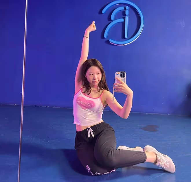 甄子丹女兒美國留學曬靚照，超1米8身材豐腴，在讀音樂或將出道