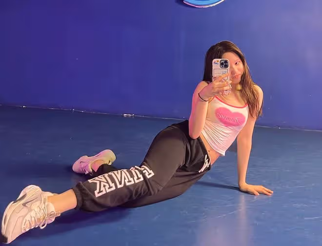 甄子丹女兒美國留學曬靚照，超1米8身材豐腴，在讀音樂或將出道
