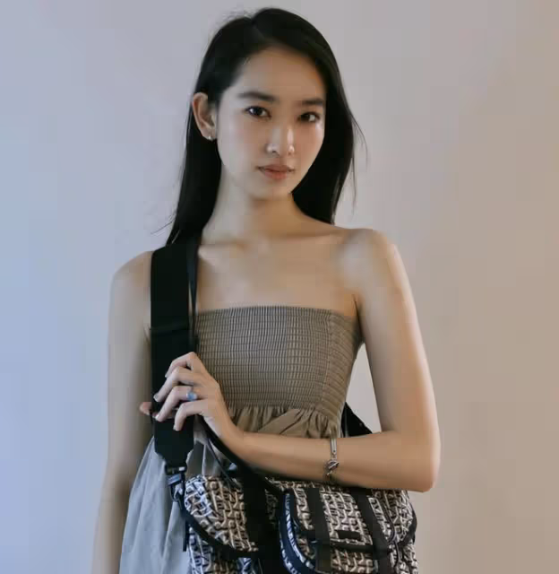 甄子丹女兒美國留學曬靚照，超1米8身材豐腴，在讀音樂或將出道