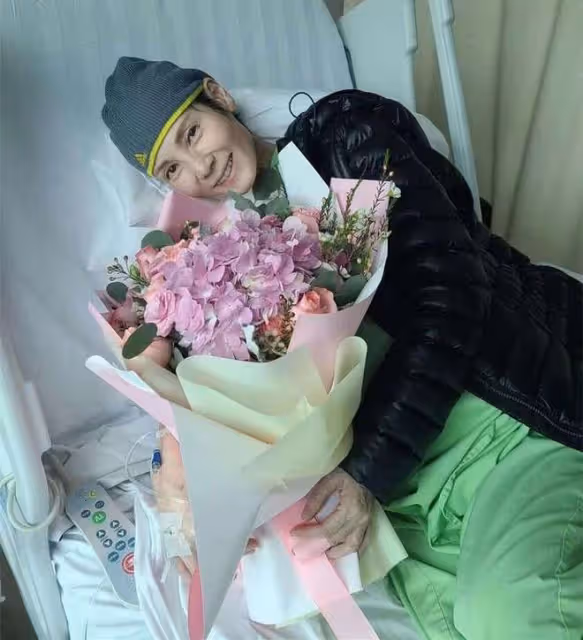 53歲知名港星癌逝,家人曝光其遺照骨瘦如柴,臉色蒼白仍面帶笑容